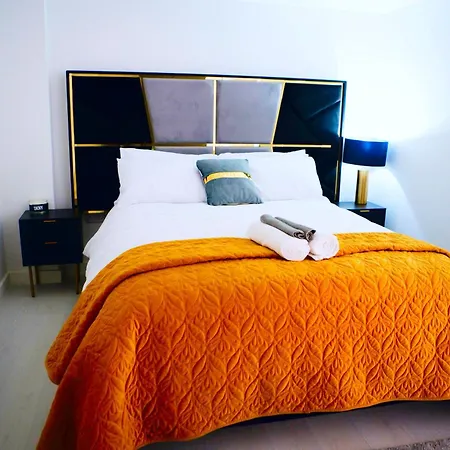 Perfect 1 Bed Apartment Sleeps 5 1 Kingsize Bed 1 Double Sofabed One Single Mattress Free Parking Wifi Good Transport Network Shopping Holiday Makers Families Contractors In North London